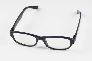 beyaz arka plan üzerinde nerd gözlük