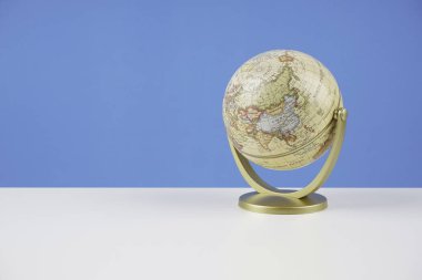 Mavi arka plan üzerinde bir küre, stüdyo çekim