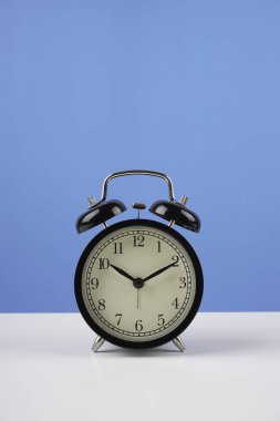 stüdyoda eski moda Çalar saat, zaman kavramı 