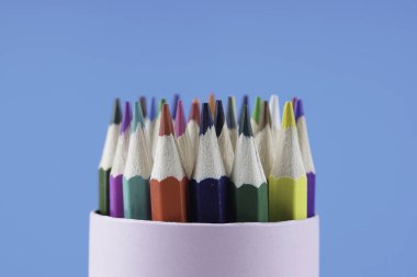 kasa kutusunda ahşap renkli kalemler