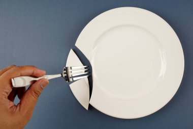 beyaz porselen kırık plaka, çatal kullanan kişi 