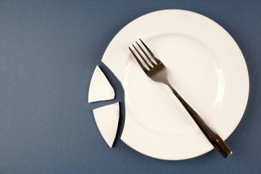 beyaz porselen kırık plaka ve çatal 