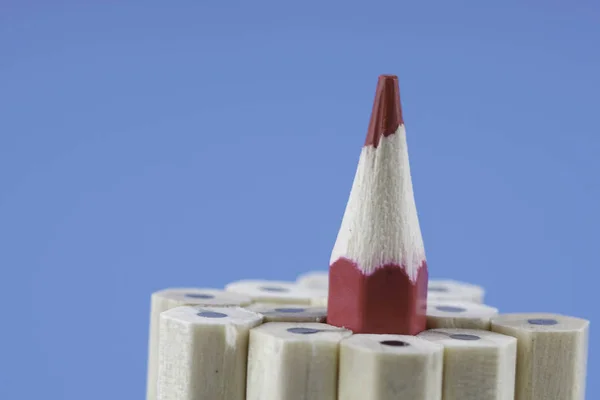 Lápices Madera Lápiz Rojo Agudo Sobre Fondo Azul — Foto de Stock