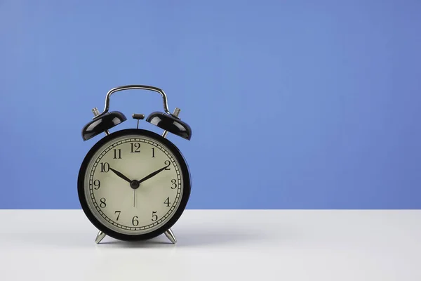 Reloj Despertador Antigua Estudio Concepto Tiempo — Foto de Stock