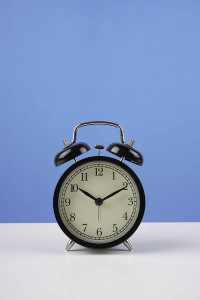 Old Fashioned Relógio Alarme Estúdio Conceito Tempo — Fotografia de Stock