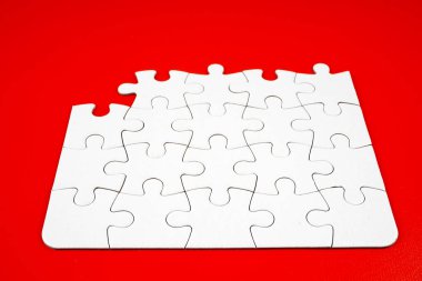 kırmızı arka plan üzerinde beyaz bulmaca parçaları