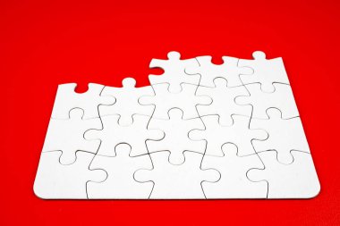 kırmızı arka plan üzerinde yapboz parçaları