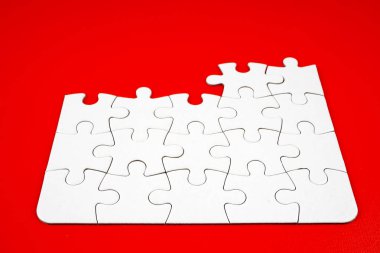 kırmızı arka plan üzerinde beyaz bulmaca parçaları