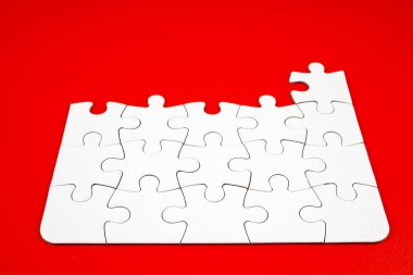 kırmızı arka plan üzerinde yapboz parçaları