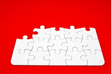 kırmızı arka plan üzerinde yapboz parçaları