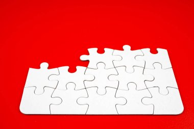 kırmızı arka plan üzerinde yapboz parçaları