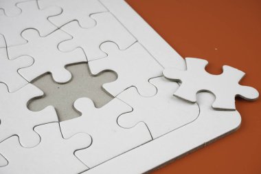 kırmızı arka plan üzerinde yapboz parçaları
