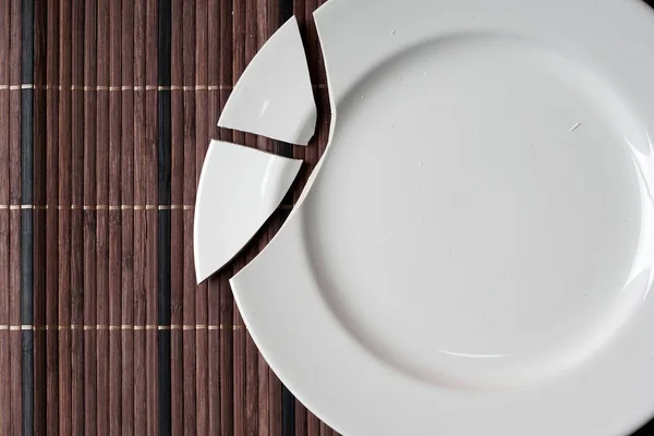 Kahverengi Ahşap Masa Örtüsü Peçete Üzerinde Bir Beyaz Porselen Kırık — Stok fotoğraf