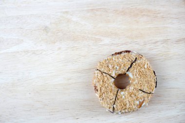 Ahşap bir masa yüzeyinde çörek veya çörek