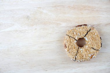 Ahşap bir masa yüzeyinde çörek veya çörek