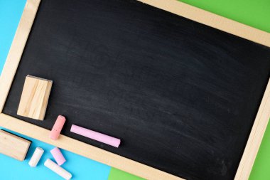 siyah tahta ve renkli tebeşir üzerinde boş alan 