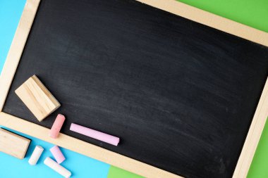 siyah tahta ve renkli tebeşir üzerinde boş alan 