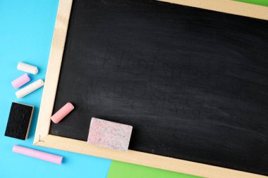 siyah tahta ve renkli tebeşir ve sünger üzerinde boş alan