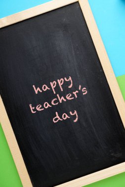 Genç bir kızla boş bir kitap.