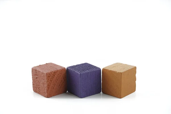 Beyaz Arkaplan Üzerinde Tahta Küp Blokları — Stok fotoğraf