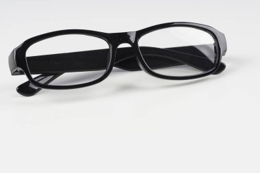 beyaz arka plan üzerinde siyah çerçeve gözlük