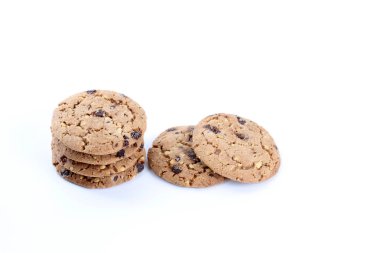 beyaz zemin üzerine çikolatalı kurabiye