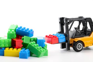 oyun ve oyuncak araba için renkli plastik bloklar 