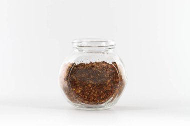 Stüdyoda beyaz üzerine izole edilmiş cam kavanozda biber. 