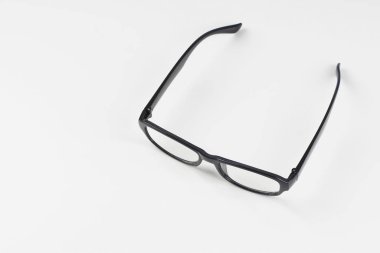 beyaz arka plan üzerinde siyah çerçeve gözlük