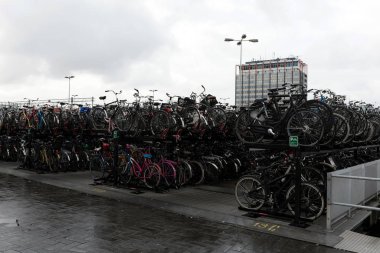 Amsterdam, Hollanda - 11 Kasım 2017: Birincil ulaşım olarak bisikletleri kullanan Amsterdam sakinleri için çok katlı bisiklet parkı mevcuttur.