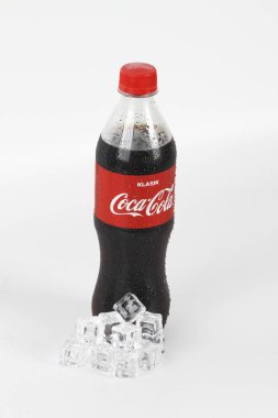 Coca-Cola ve buz küpleri Plastik şişe 