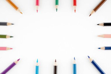 stüdyoda ahşap renkli kalemler 