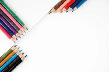 stüdyoda ahşap renkli kalemler 