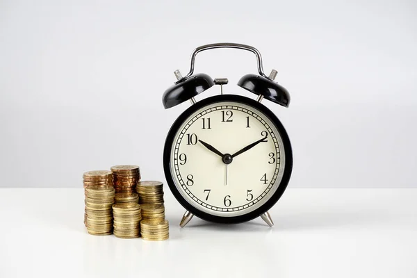 金銭的な給料 金貨とアナログヴィンテージ目覚まし時計 — ストック写真