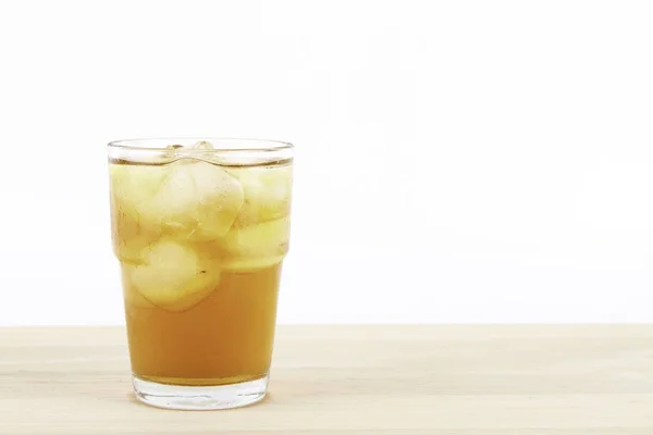 Szklanka Lodowej Herbaty Kostkami Lodu — Zdjęcie stockowe