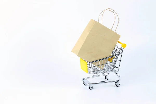 Karton Einkaufstasche Isoliert Auf Weißem Und Kleinem Metall Einkaufswagen Auf — Stockfoto