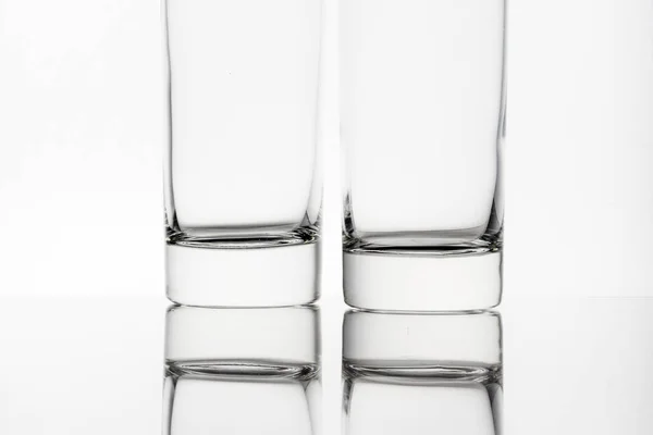 Dos Vasos Vacíos Claros Aislados Sobre Fondo Blanco Estudio — Foto de Stock