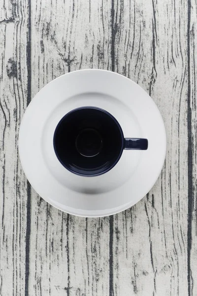 Taza Azul Vacía Plato Blanco Sobre Superficie Madera —  Fotos de Stock