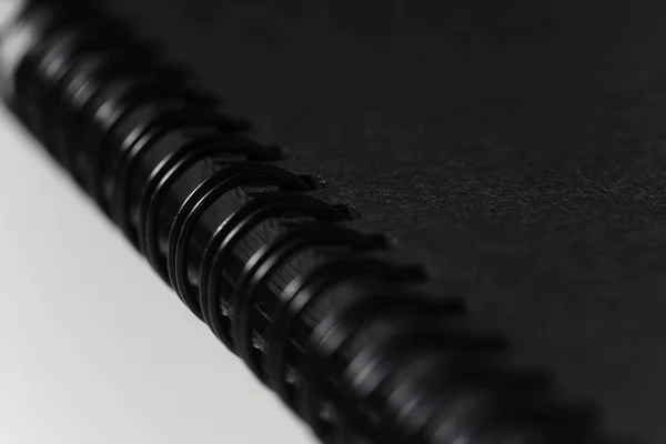 黑色封面纸教科书日记与螺旋 — 图库照片