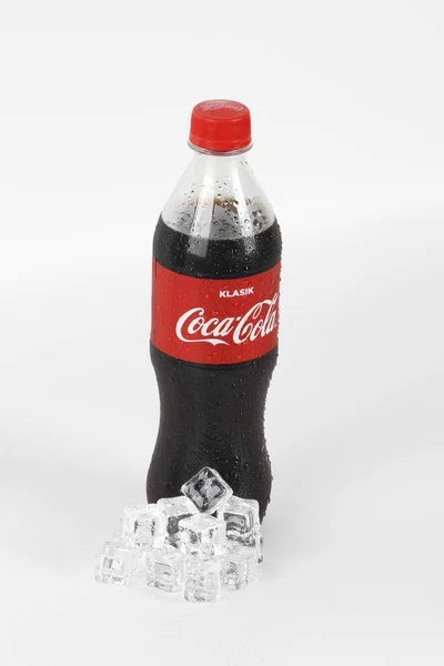 Bottiglia Plastica Coca Cola Cubetti Ghiaccio — Foto Stock