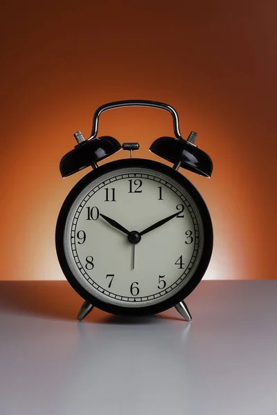 Reloj Despertador Antigua Estudio Concepto Tiempo — Foto de Stock