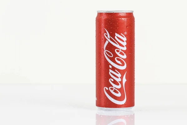 Coca Cola Pode Isolado Fundo Branco — Fotografia de Stock