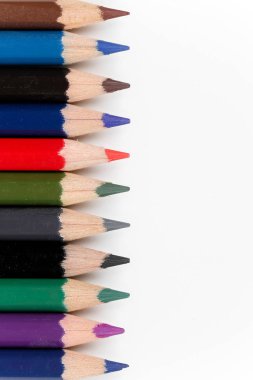 Beyaz arkaplanda renkli kağıt kalemler