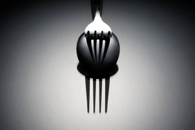 gümüş, paslanmaz çatal ve gri yüzeyüzerinde kaşık 