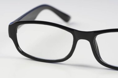 beyaz arka plan üzerinde siyah çerçeve gözlük