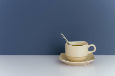 Çay çantalı bir fincan çay. 