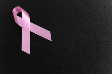 siyah arka plan üzerinde pembe aids şerit 