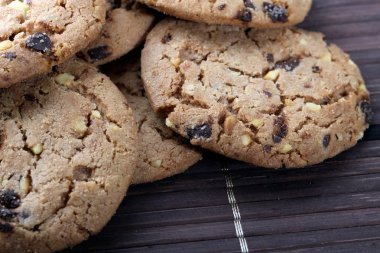 Stüdyoda kahverengi peçetede çikolatalı kurabiye. 