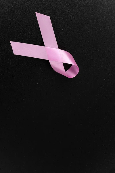 黒の背景にピンクの補助リボン — ストック写真