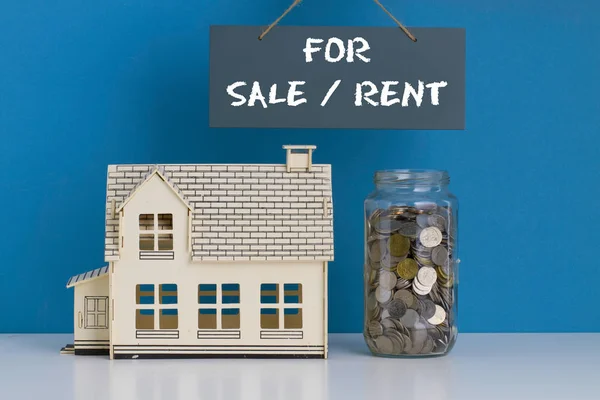 Tasarruflu ev satışı veya kira kavramı.